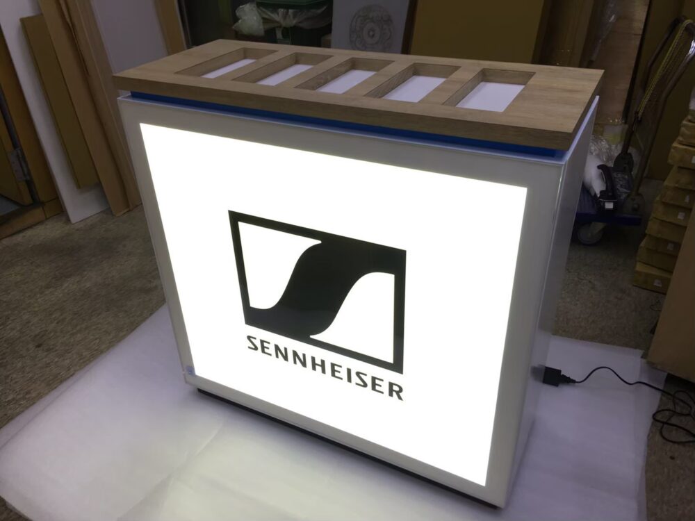 招牌製作公司｜SENNHISER展櫃燈箱｜耀陽電子有限公司